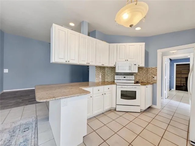 5712 Drummond Way Way, Naples, Florida 34119
