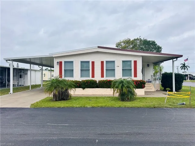 Manufactured / mobile home with a carport
