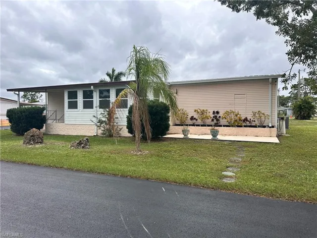 View of front of property featuring a front yard
