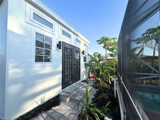 Fully finished detached bonus space with potential to create income or additional bedroom