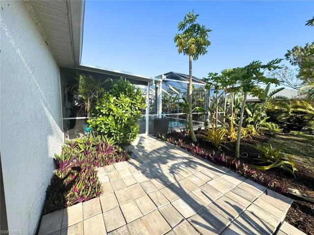 Paver patio on either side of lanai