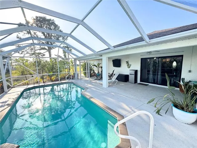 3'-6' Pool featuring swim-up seating/safety ledges