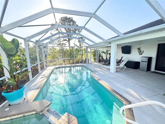 Lanai area featuring entertainment space