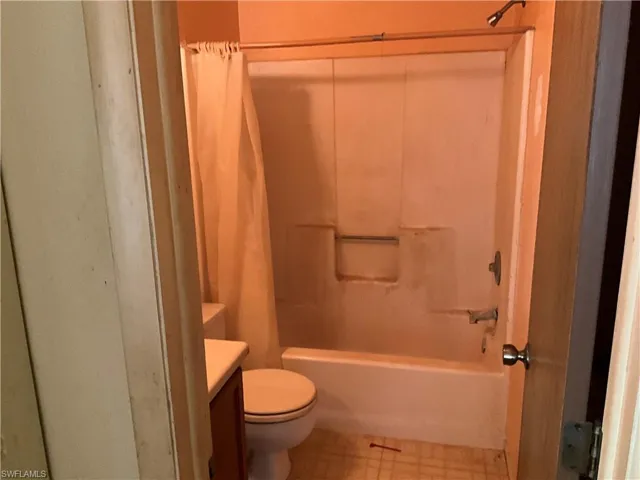 Hall bath w/tub & shower.