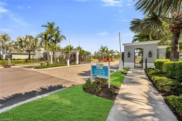 2560  Seychelles  DR, Naples, FL 34112
