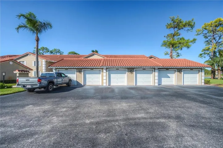 Detached garage for D105