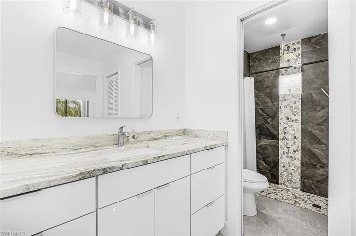 Master en suite bathroom.