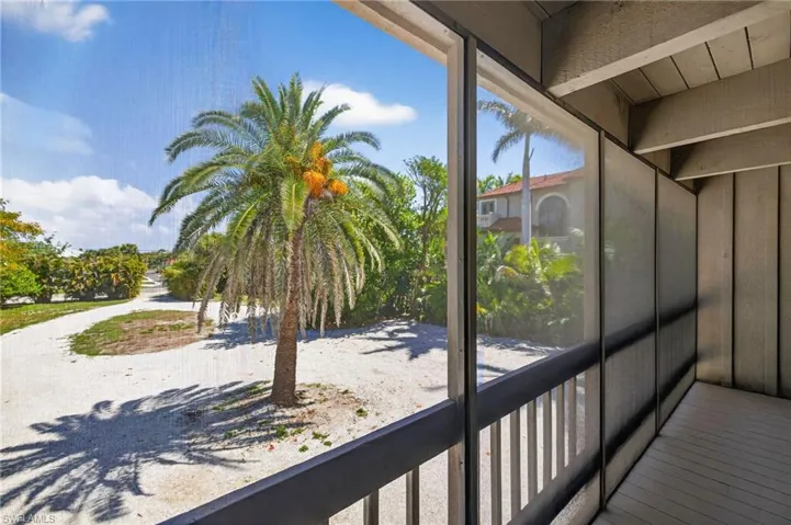 View of front yard/driveway