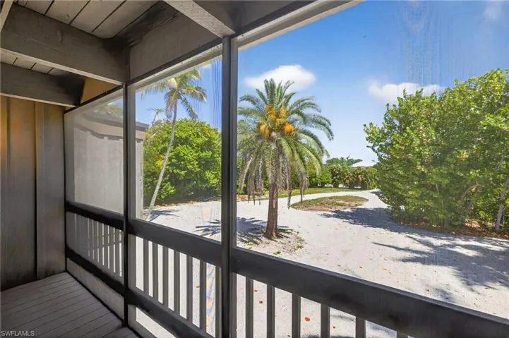 View of front yard/driveway
