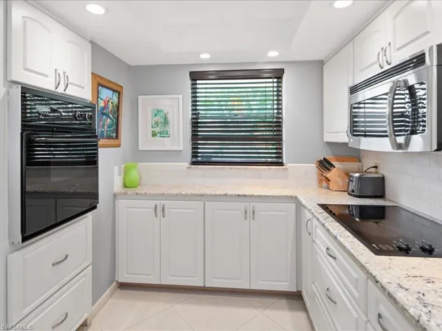 Note the wall oven and  stove top. Lots of cabinet space