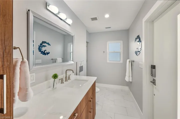 1st floor Guest bathroom