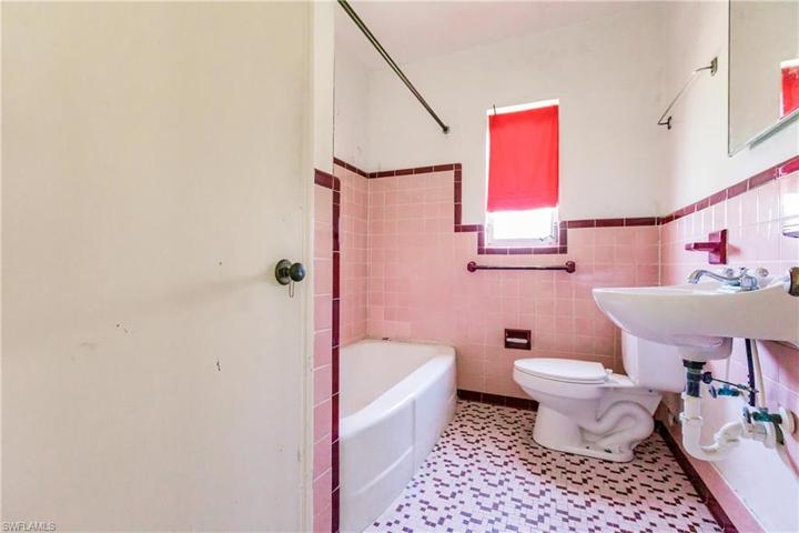 2nd bath with tub/shower