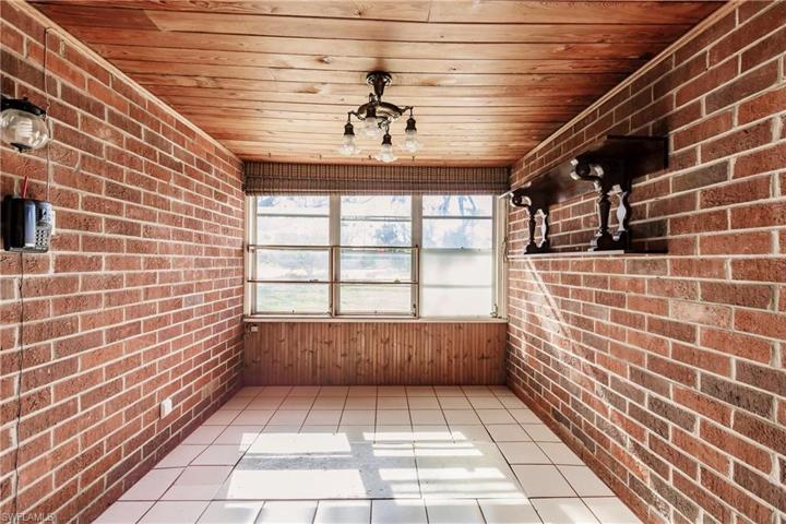 Enlclosed Breezeway