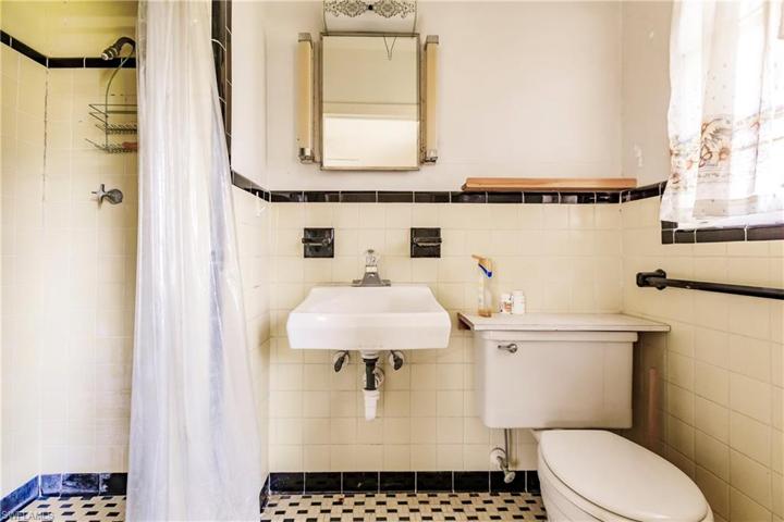Master Suite bath with walk in shower