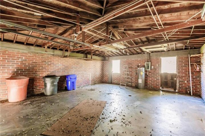 2 car attached garage with washer/Dryer hook up