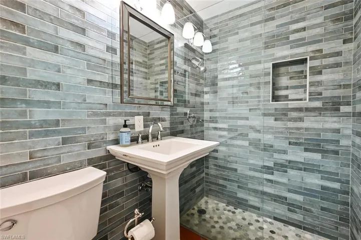 Jack n Jill bath between 2 bedrooms