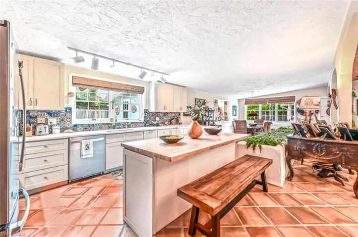 Kitchen with bar