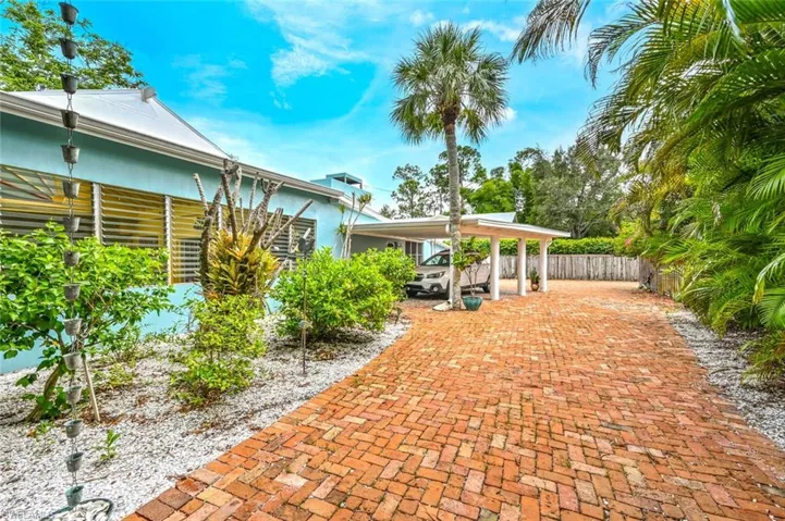West side of house..jalousies to pool area