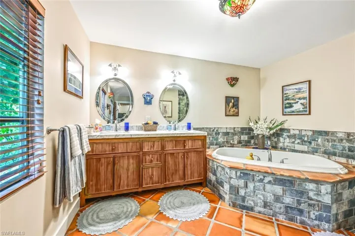 Master bath - jacuzzi tub