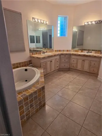 4338 Jacaranda Pkwy W, Cape Coral, Florida 33993