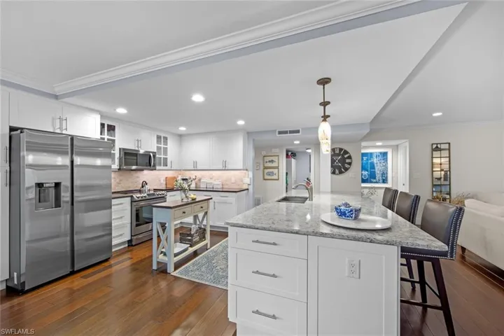 200 Wyndemere Way # B205, Naples Fl 34105