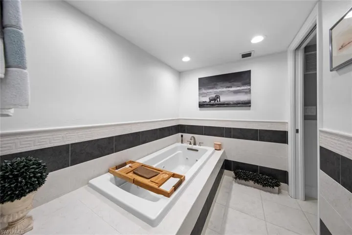 200 Wyndemere Way # B205, Naples Fl 34105