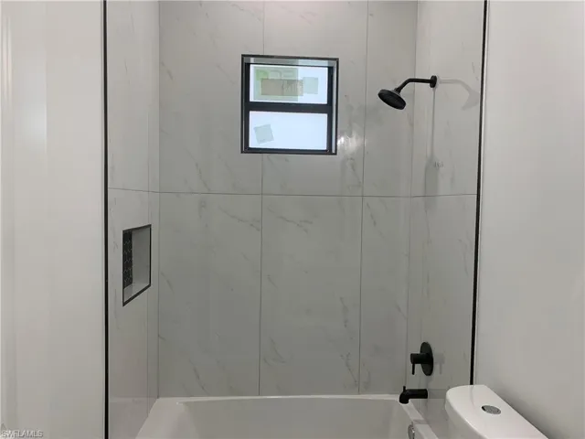 Tub in shower with recessed niche