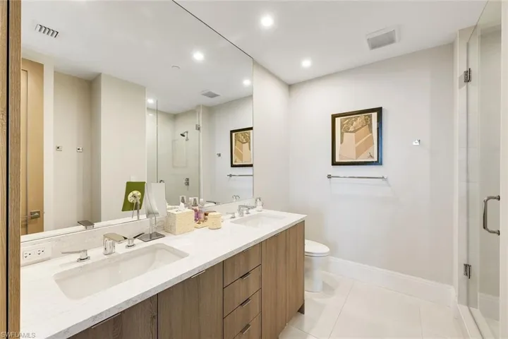 Guest ensuite bathroom.