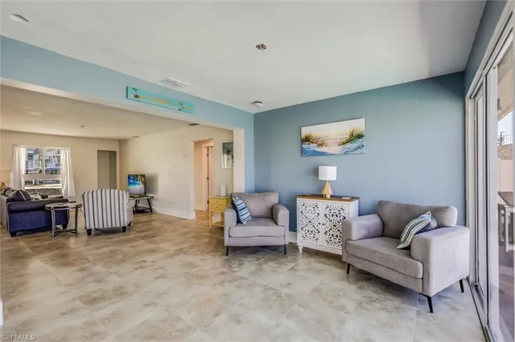 Sitting room with visible vents and baseboards