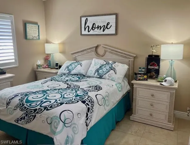 Guest furniture is being sold with the condo.  The bedding and linens do not convey.