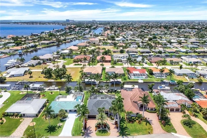 This home is located the fourth home from the river which provides unrivaled direct Gulf access