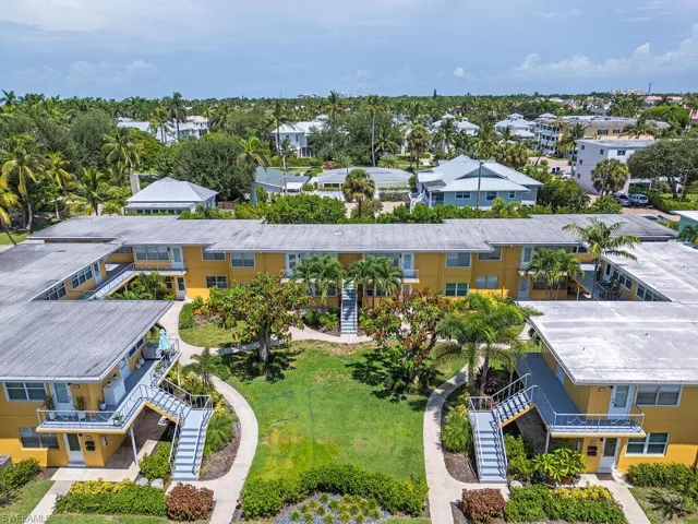 211  8th S AVE, Naples, FL 34102
