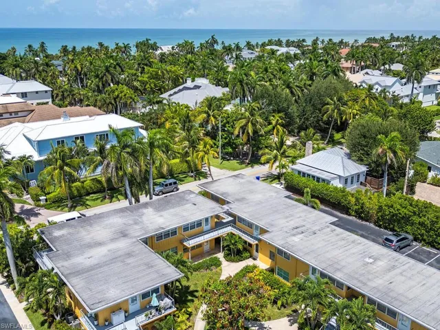 211  8th S AVE, Naples, FL 34102