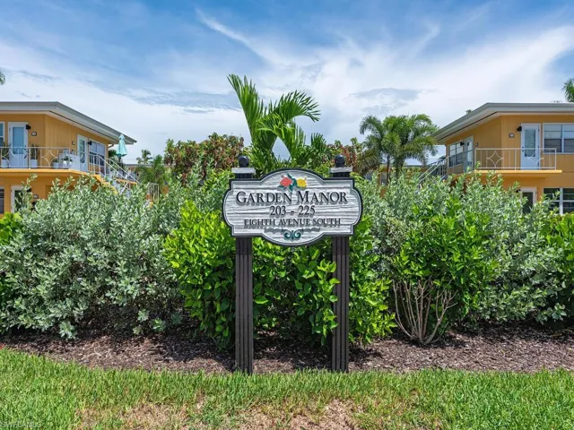 211  8th S AVE, Naples, FL 34102