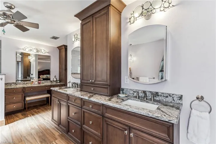 Dual sinks and lot of storage i the primary suite