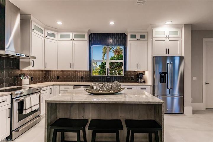 10882  Vanderbilt  DR, Naples, FL 34108