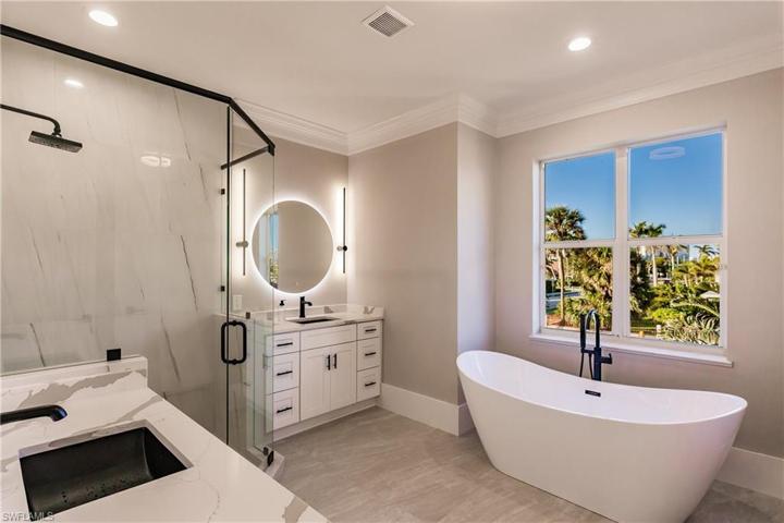 10882  Vanderbilt  DR, Naples, FL 34108