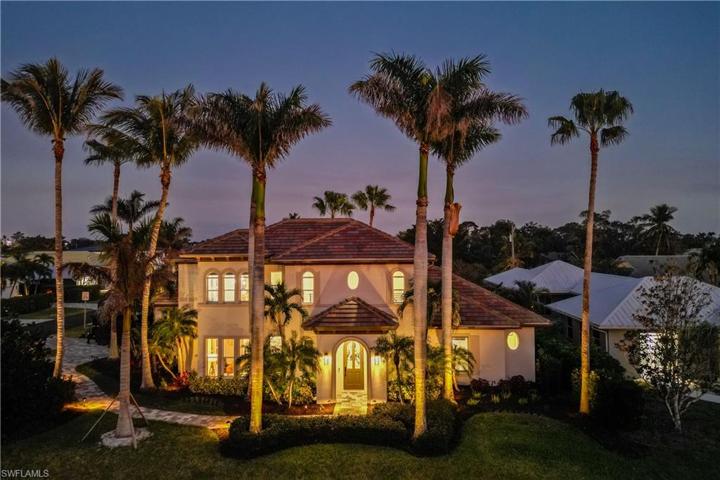 10882  Vanderbilt  DR, Naples, FL 34108