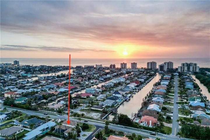 10882  Vanderbilt  DR, Naples, FL 34108
