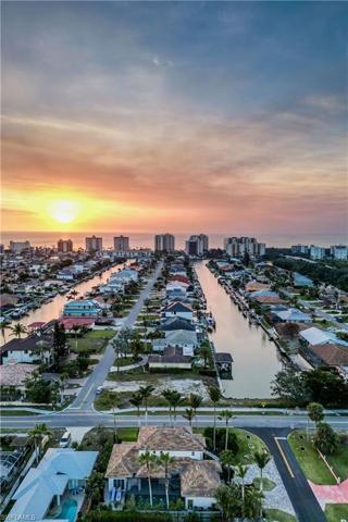 10882  Vanderbilt  DR, Naples, FL 34108