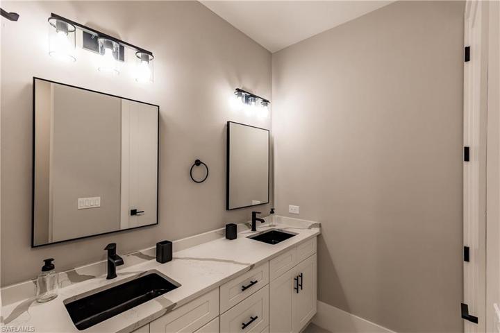 10882  Vanderbilt  DR, Naples, FL 34108