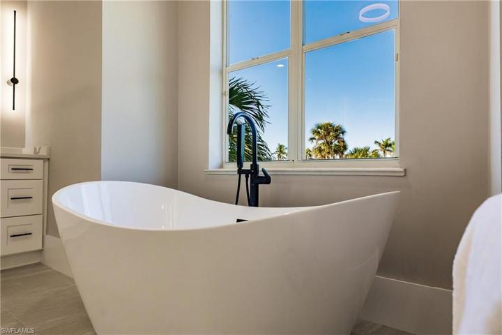 10882  Vanderbilt  DR, Naples, FL 34108