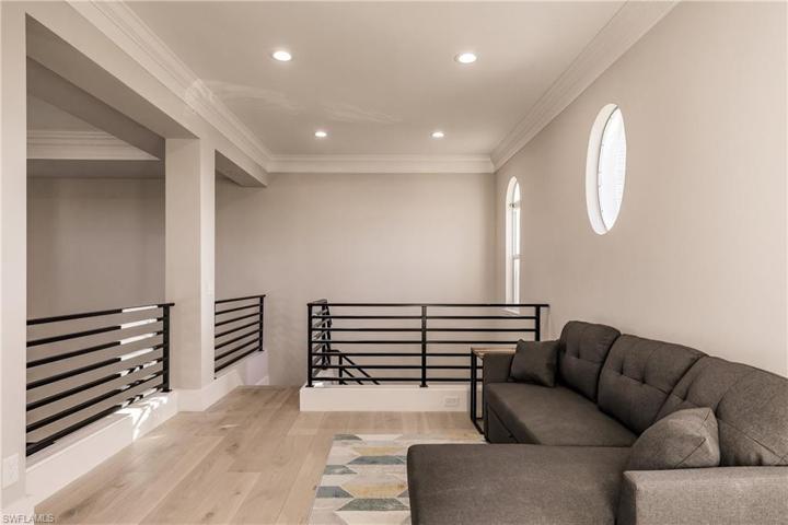10882  Vanderbilt  DR, Naples, FL 34108