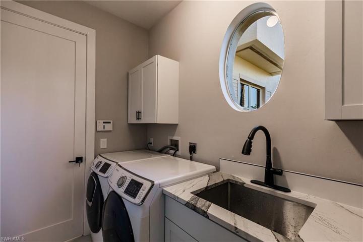 10882  Vanderbilt  DR, Naples, FL 34108