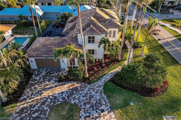 10882  Vanderbilt  DR, Naples, FL 34108
