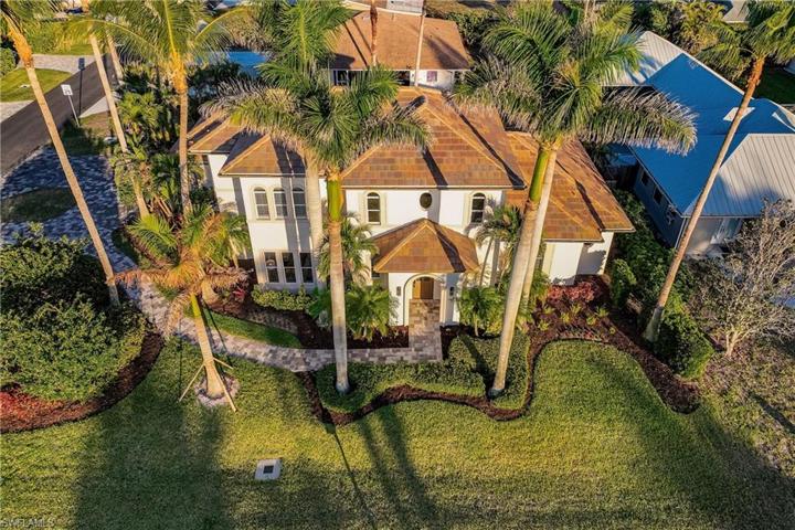 10882  Vanderbilt  DR, Naples, FL 34108