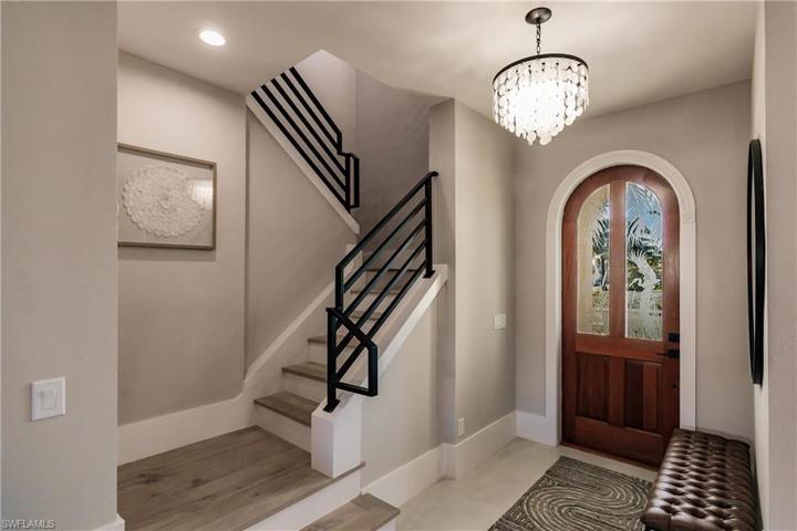 10882  Vanderbilt  DR, Naples, FL 34108