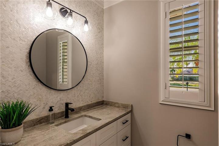 10882  Vanderbilt  DR, Naples, FL 34108