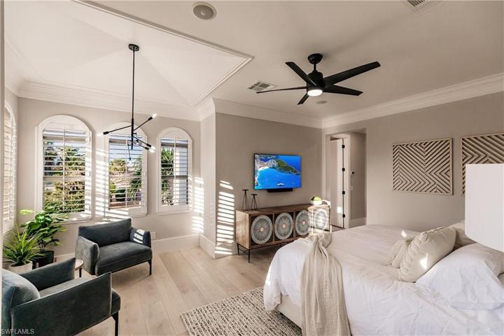 10882  Vanderbilt  DR, Naples, FL 34108