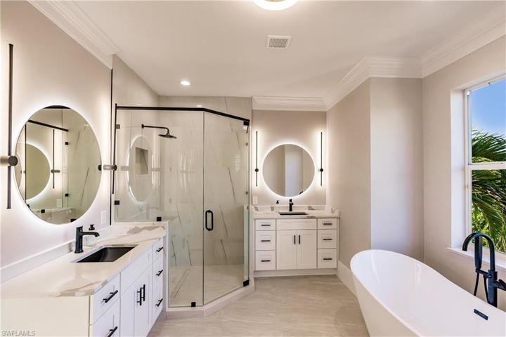 10882  Vanderbilt  DR, Naples, FL 34108